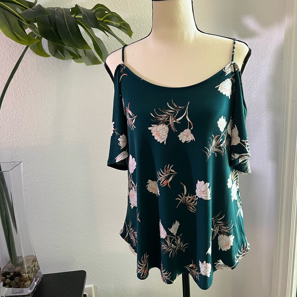 Cold shoulder top‎ NWT